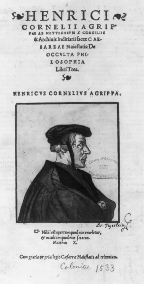 Printed Latin title page with a woodcut portrait of a man in a flat cap and dark gown seen in profile