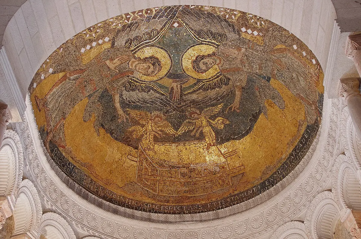 Gold mosaic in a half dome showing a small chest with two little winged figures on its lid, guarded by two large angels whose wings meet above