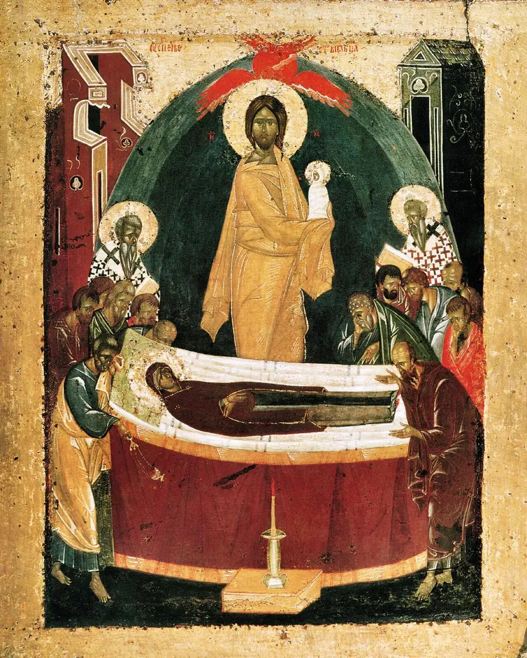 Icono ruso de la Virgen tendida sobre un lecho cubierto de rojo, rodeada de apóstoles y obispos, con Cristo de pie detrás que sostiene su alma como una pequeña figura envuelta en pañales