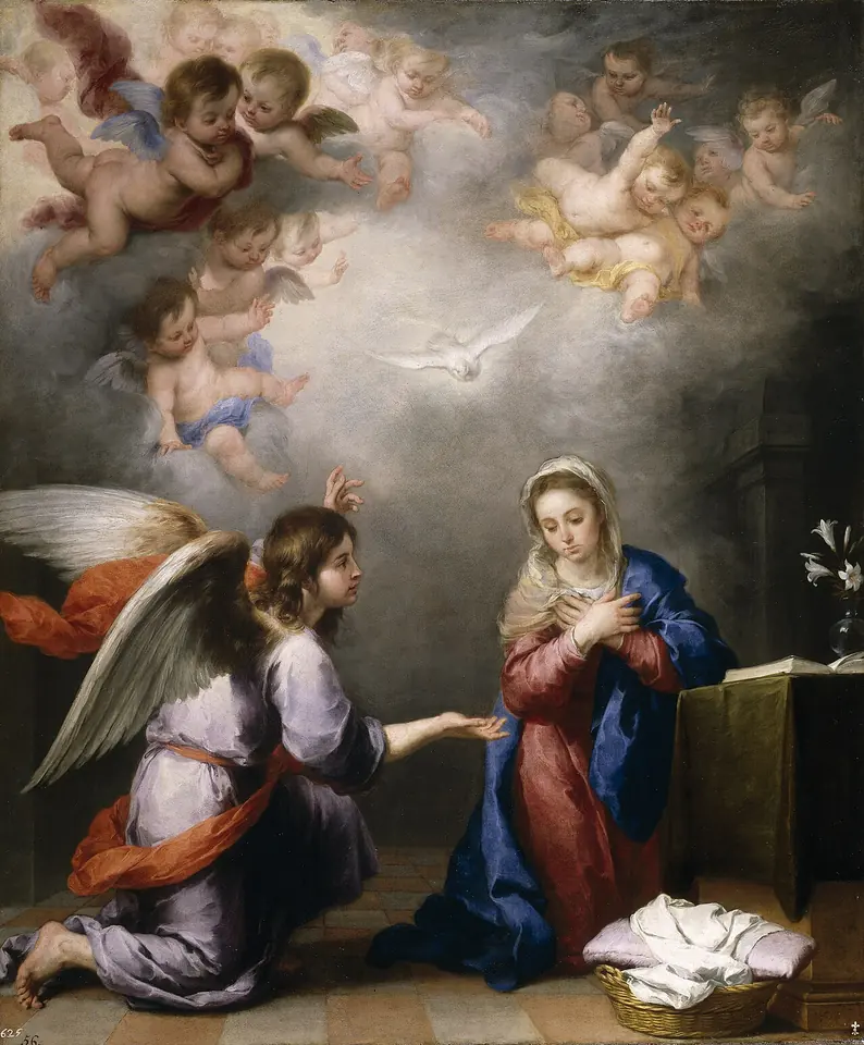 La Virgen María, de rodillas junto a una mesa con un libro abierto y un jarrón de azucenas, se lleva la mano al pecho ante el ángel Gabriel, que se arrodilla frente a ella con la mano extendida, mientras la paloma del Espíritu Santo desciende entre nubes y querubines; en el suelo, un canasto de costura