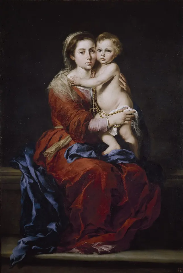 La Virgen María, con túnica roja y manto azul, sentada sobre un fondo oscuro, sostiene en su regazo al Niño Jesús, que se abraza a ella y deja colgar un rosario de su mano