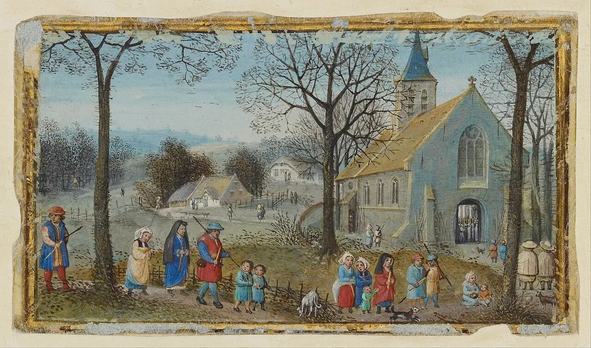 Diminuta pintura flamenca de manuscrito con aldeanos en ropa de invierno de colores que bajan por un sendero hacia una iglesia de piedra entre árboles desnudos, algunos con velas