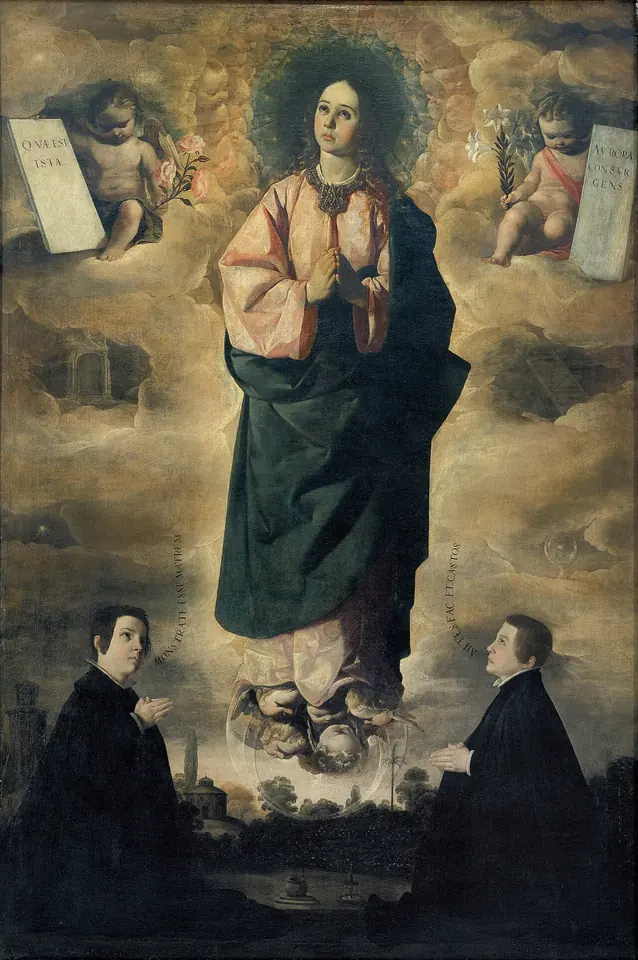 La Virgen niña, con túnica rosada y manto azul, de pie sobre una luna entre nubes, con dos angelitos arriba que sostienen cartelas y dos hombres vestidos de negro arrodillados abajo, frente a un paisaje con una ciudad