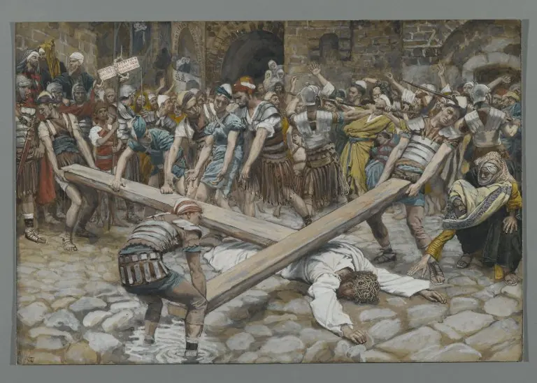Acuarela de Jesús caído bajo la cruz en un camino de piedra mientras los soldados empujan a un hombre para que cargue el madero, rodeados por una multitud