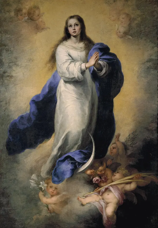 La Virgen María joven, con túnica blanca y manto azul, las manos juntas, de pie sobre una luna creciente entre nubes y pequeños ángeles