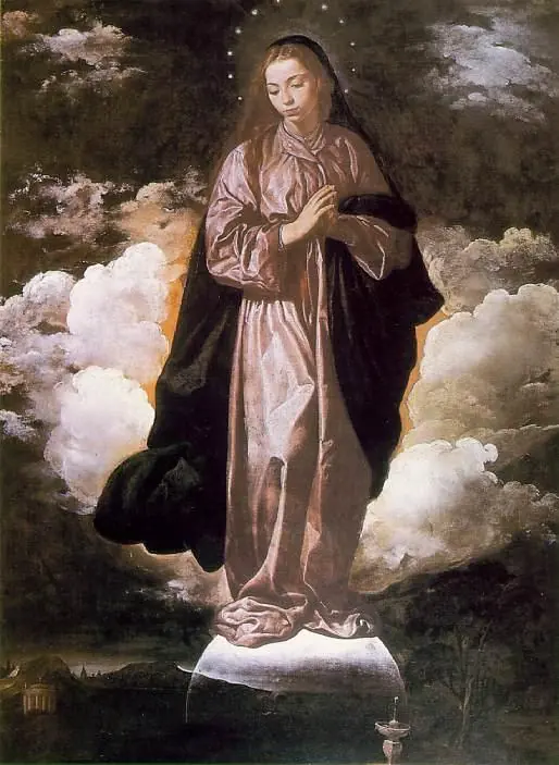 La Virgen María, muy joven, con túnica rosada y manto azul oscuro, la cabeza inclinada y las manos juntas, de pie sobre una luna transparente entre nubes, con doce estrellas sobre la cabeza y un paisaje al fondo