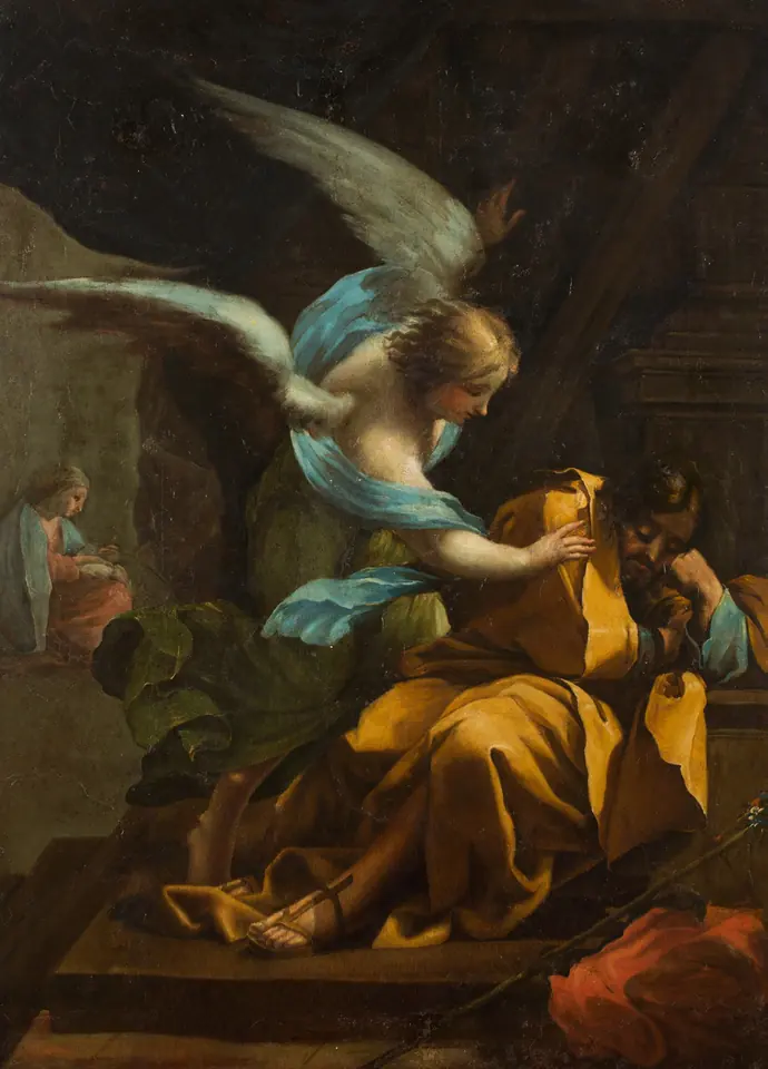 Un ángel de grandes alas y paño azul toca el hombro de San José, que duerme sentado con un manto amarillo, mientras al fondo María cuida al Niño