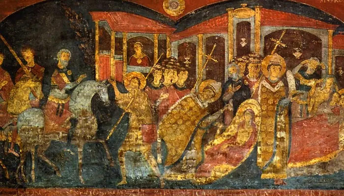 Fresco medieval muy desgastado, con figuras de un papa, nobles a caballo y personajes que rodean a un hombre muerto, en colores rojos y dorados