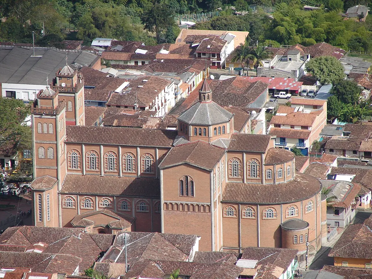 Vista desde lo alto de la catedral de ladrillo de Jericó, con su torre y su cúpula, rodeada de techos de teja del pueblo