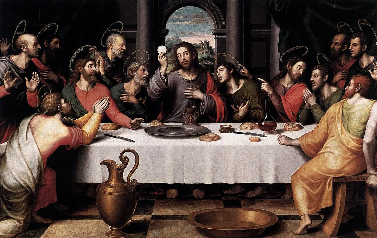 Cristo, sentado al centro de una mesa con mantel blanco, levanta la Hostia sobre el cáliz rodeado de los doce apóstoles, con Judas en primer plano sosteniendo la bolsa del dinero