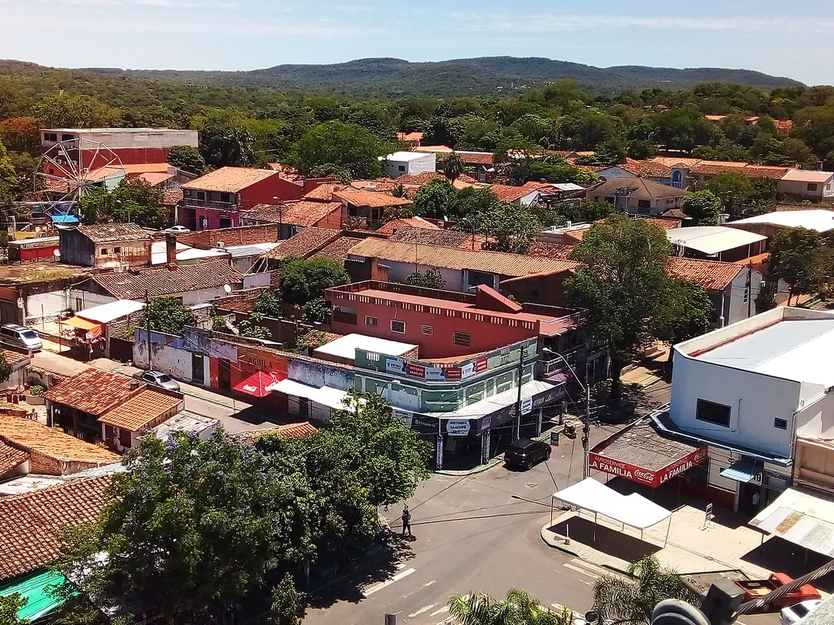 Vista desde lo alto de los techos de tejas y las calles de Caacupé, con las lomas verdes de la cordillera de los Altos al fondo