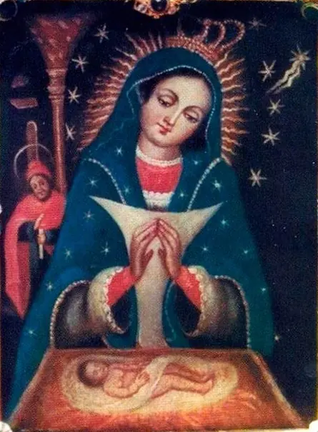 Pintura antigua de la Virgen María con manto azul estrellado, túnica roja y pañuelo blanco, con las manos juntas ante el Niño Jesús dormido en el pesebre, y San José con manto rojo al fondo
