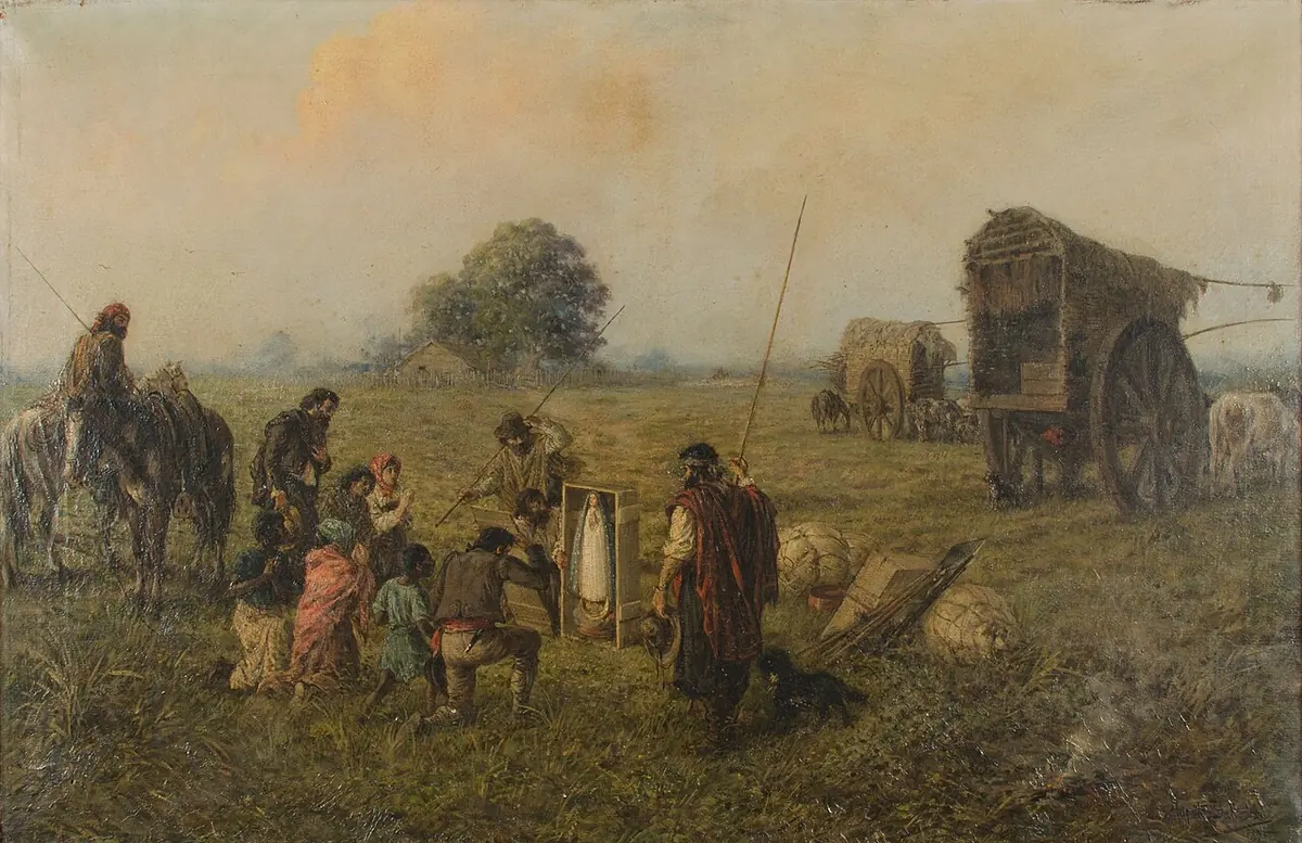 Pintura al óleo de troperos y gauchos arrodillados en la llanura ante un cajón abierto con una pequeña imagen, junto a carretas con bueyes y un ombú solitario al fondo