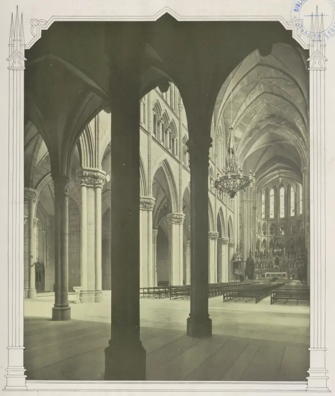 Fotografía antigua de la nave de una basílica gótica, con altas columnas, arcos apuntados y una gran lámpara colgante