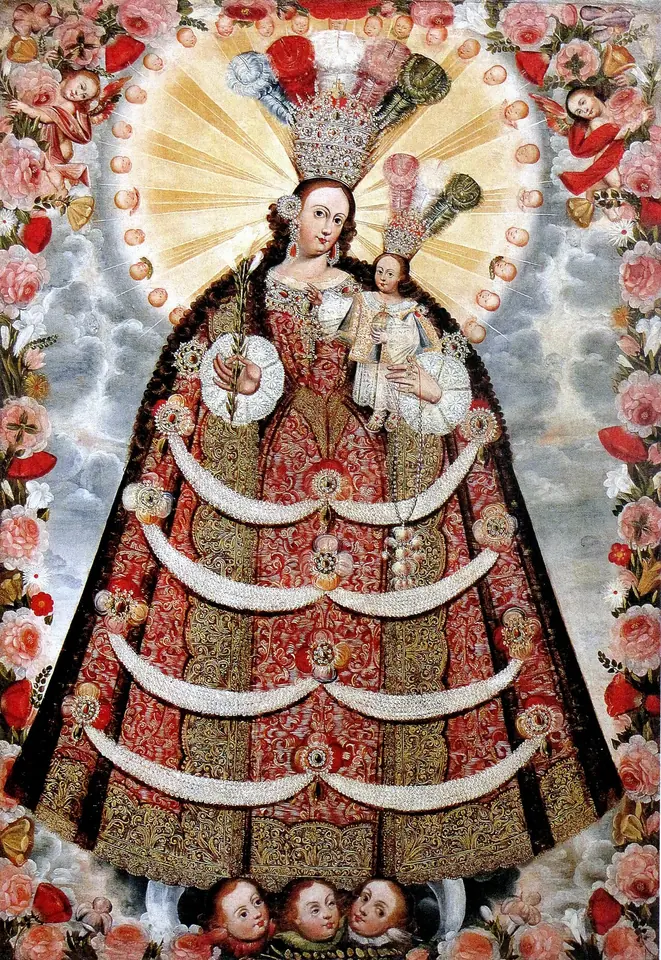 Pintura colonial cuzqueña de la Virgen del Rosario vestida con un manto acampanado rojo y dorado, adornado con lazos y perlas, con corona de plumas y el Niño en brazos, dentro de un marco de rosas