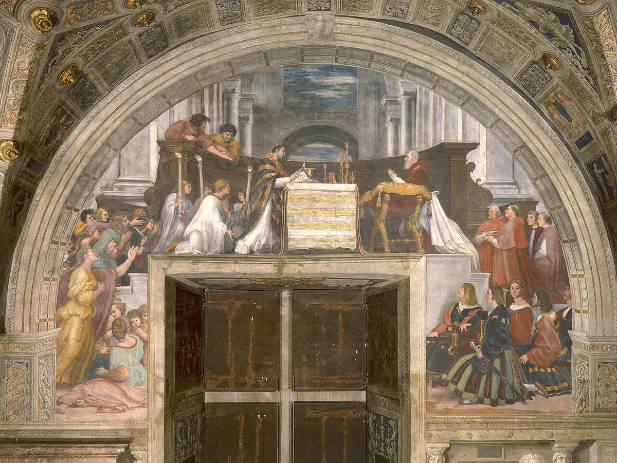 Fresco de un sacerdote ante un altar que sostiene la Hostia sobre un corporal blanco, con el papa Julio II arrodillado enfrente y guardias suizos y fieles alrededor del arco de una ventana