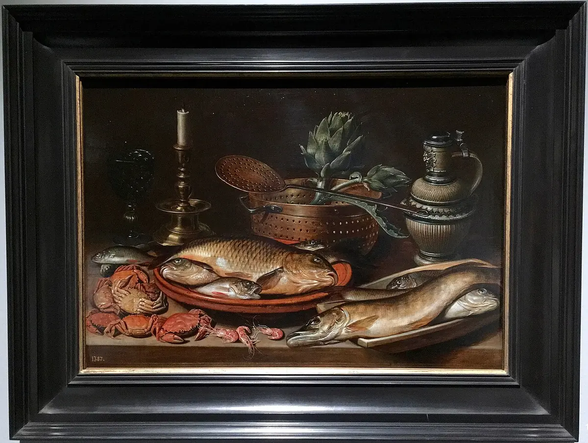 Bodegón oscuro con carpas y lucios en un plato de peltre, cangrejos y camarones, un colador de latón con alcachofas, un candelero y una jarra de gres