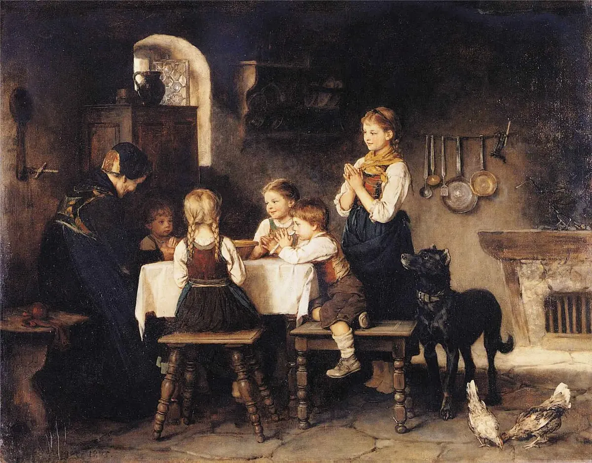 Niños en la cocina de una casa campesina del Tirol juntan las manos alrededor de la mesa mientras su abuela reza de rodillas, y un perro y unas gallinas esperan cerca