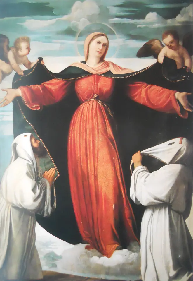 La Virgen María, de vestido rojo, de pie sobre las nubes, extiende su manto azul oscuro sobre hombres arrodillados vestidos con túnicas blancas con capucha, mientras dos ángeles sostienen los bordes del manto