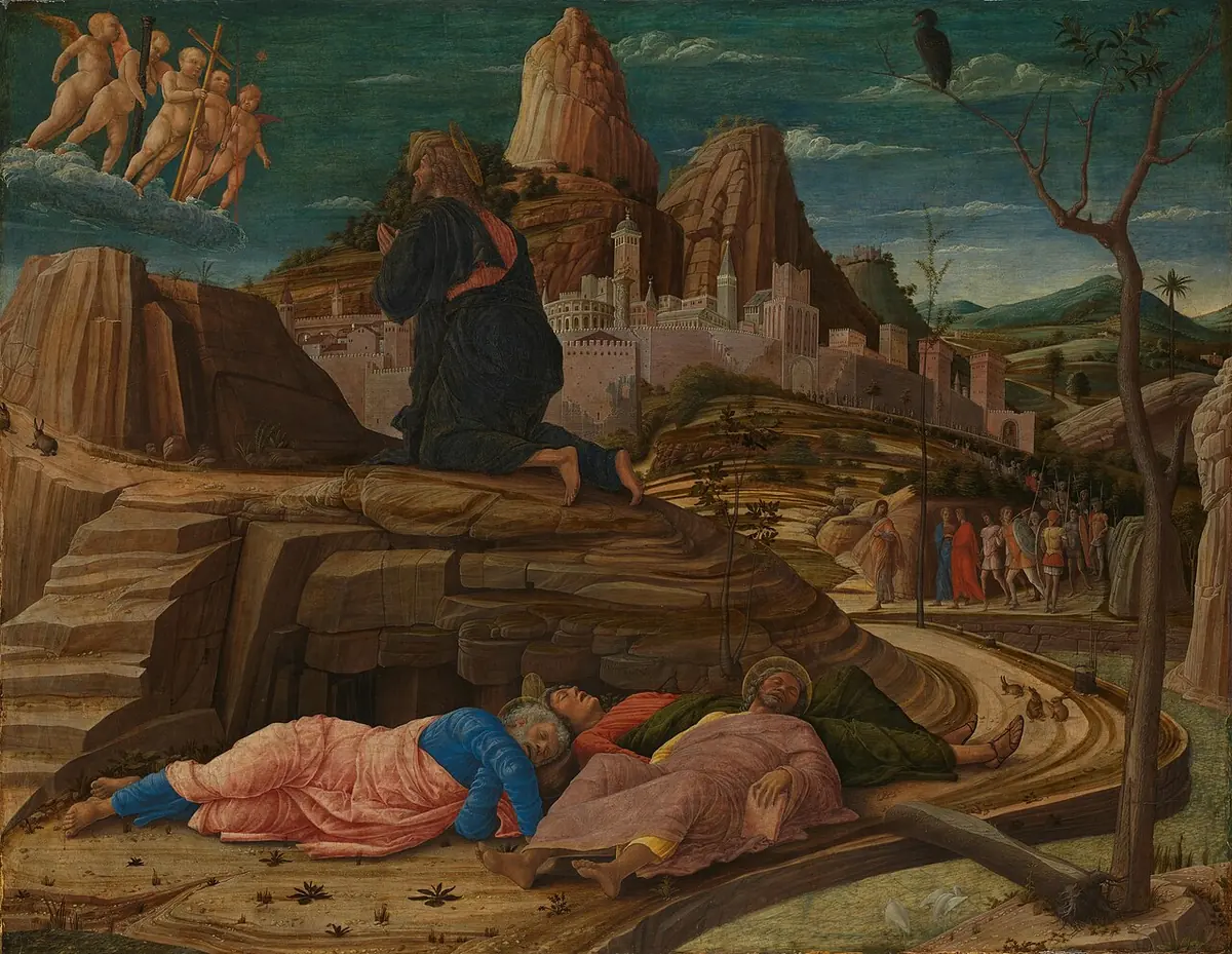 Cristo reza de rodillas sobre una roca mientras unos angelitos le muestran los instrumentos de la Pasión; abajo duermen Pedro, Santiago y Juan, y Judas sale de una ciudad amurallada con los soldados