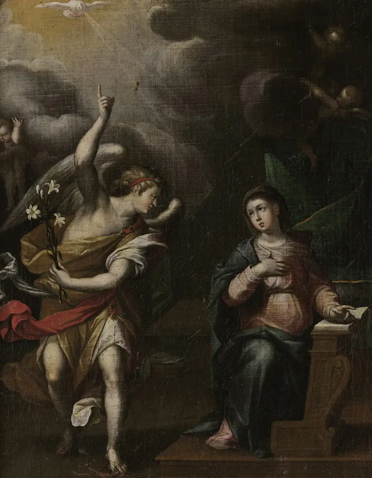 Pintura colonial oscura del ángel Gabriel que, con un brazo alzado al cielo y azucenas en la mano, se acerca a la Virgen arrodillada en su reclinatorio, con la paloma del Espíritu Santo en un resplandor arriba