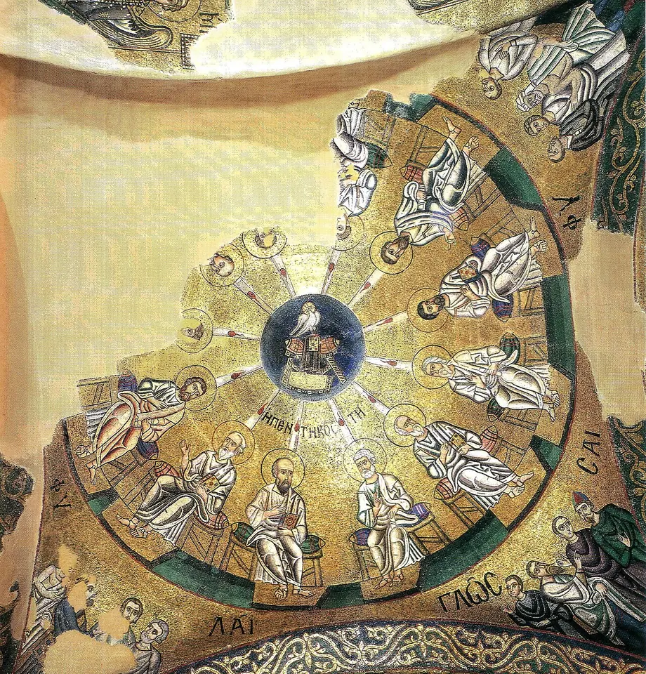 Cúpula de mosaico dorado con los doce apóstoles sentados en círculo y rayos de luz que bajan hacia cada uno desde un trono vacío con una paloma en el centro