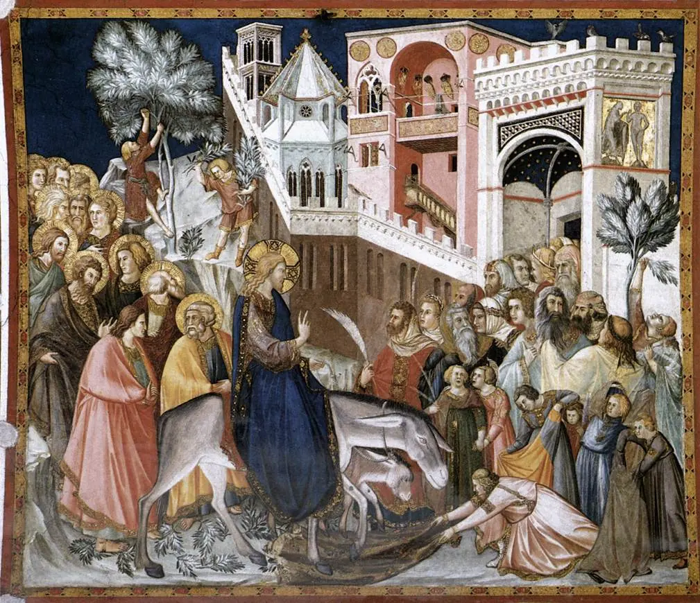Fresco de Cristo montado en un asno que se acerca a las murallas rosadas de Jerusalén, seguido por los apóstoles, mientras la gente tiende sus mantos en el camino y unos muchachos cortan ramas de los árboles