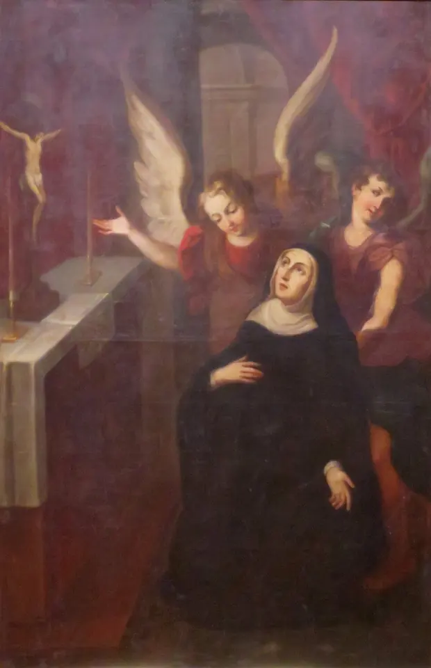 Santa Rita, con hábito negro de agustina, arrodillada en éxtasis ante un altar con un crucifijo, sostenida por dos ángeles