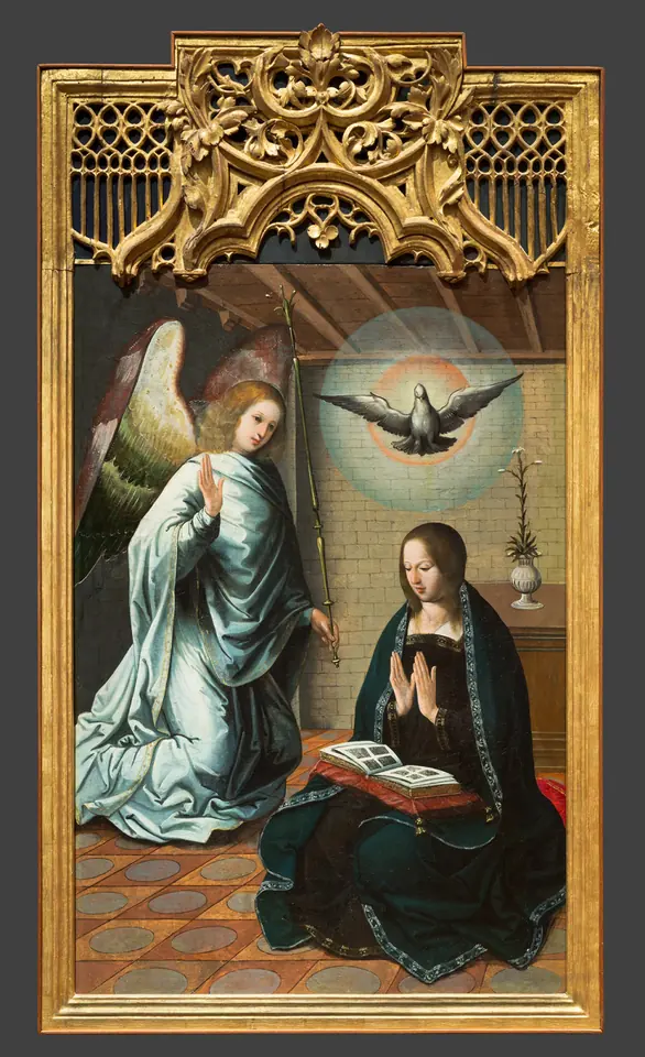 El ángel Gabriel arrodillado ante la Virgen María, que reza ante un atril, mientras una paloma blanca en un círculo de luz vuela entre los dos