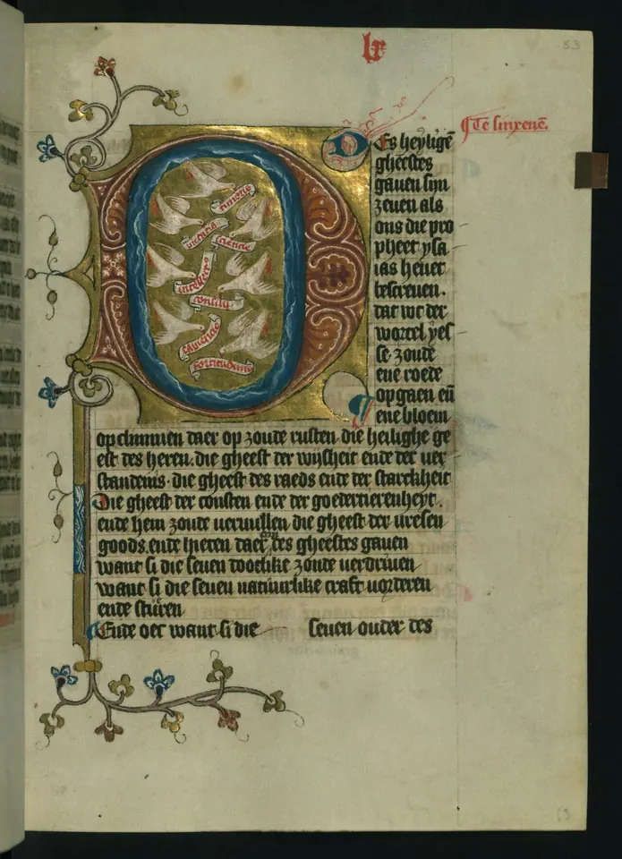 Página de un manuscrito iluminado con una gran inicial decorada llena de siete palomas blancas sobre fondo azul, encima de líneas de escritura gótica