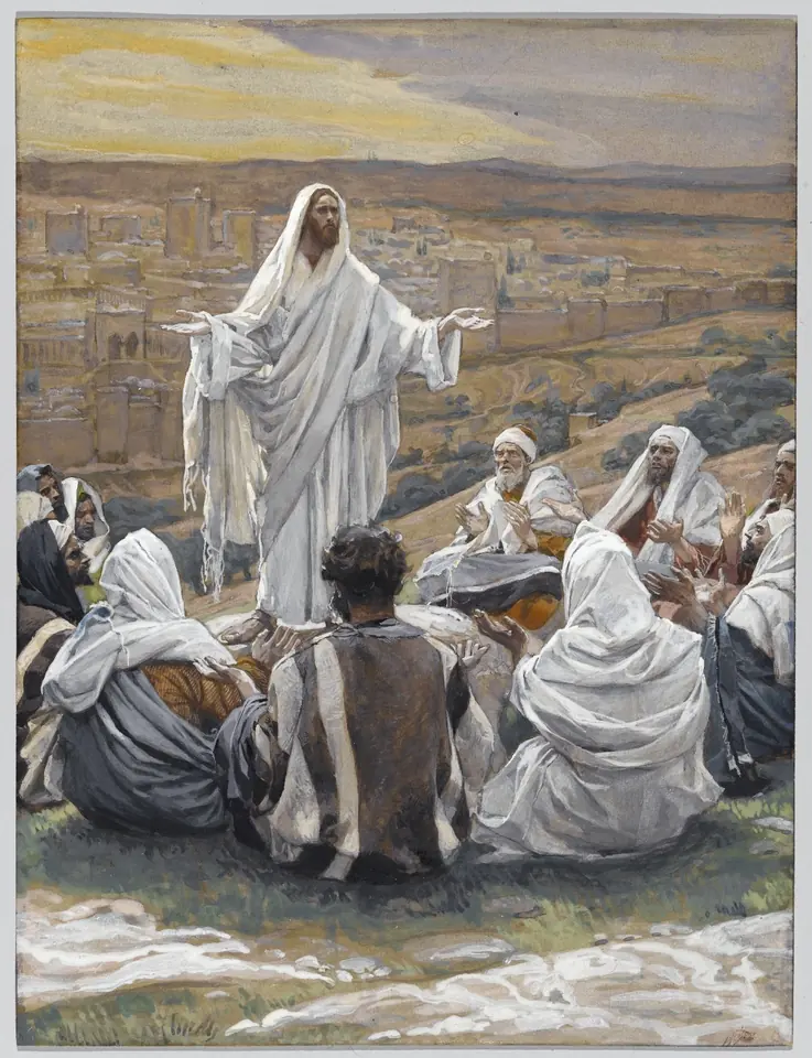 Jesús, con túnica blanca, de pie y con los brazos abiertos en una ladera sobre una ciudad, enseña a un círculo de discípulos sentados envueltos en mantos blancos