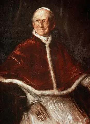 Retrato pintado de un papa anciano de rostro delgado y cabello blanco, con muceta roja ribeteada de armiño y sotana blanca