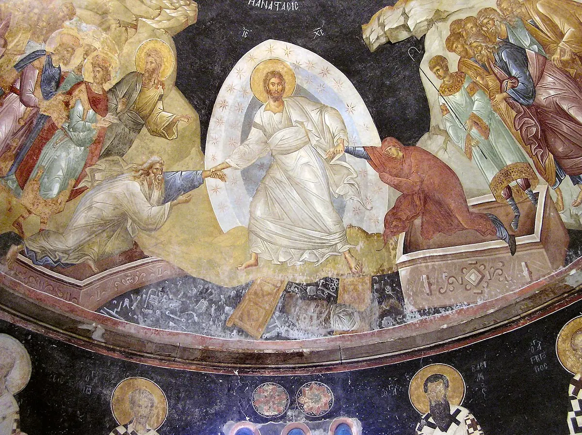 Fresco bizantino de Cristo vestido de blanco, de pie sobre las puertas rotas del abismo dentro de una aureola estrellada, que saca de sus tumbas a Adán y Eva tomándolos de las muñecas