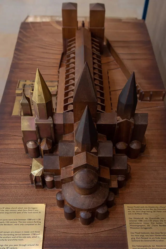 Wooden scale model of a vast Romanesque church with a long nave, two transepts and many pointed towers
