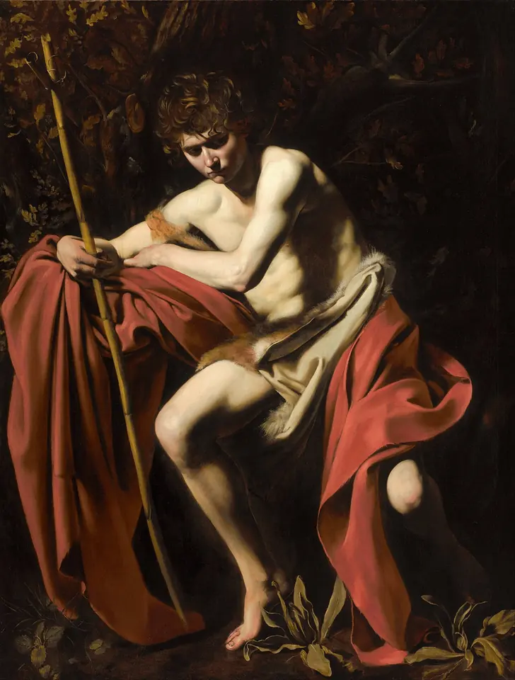 El joven Juan de Caravaggio sentado en la penumbra del desierto, envuelto en un gran manto rojo, sosteniendo un delgado bastón de caña y mirando hacia abajo