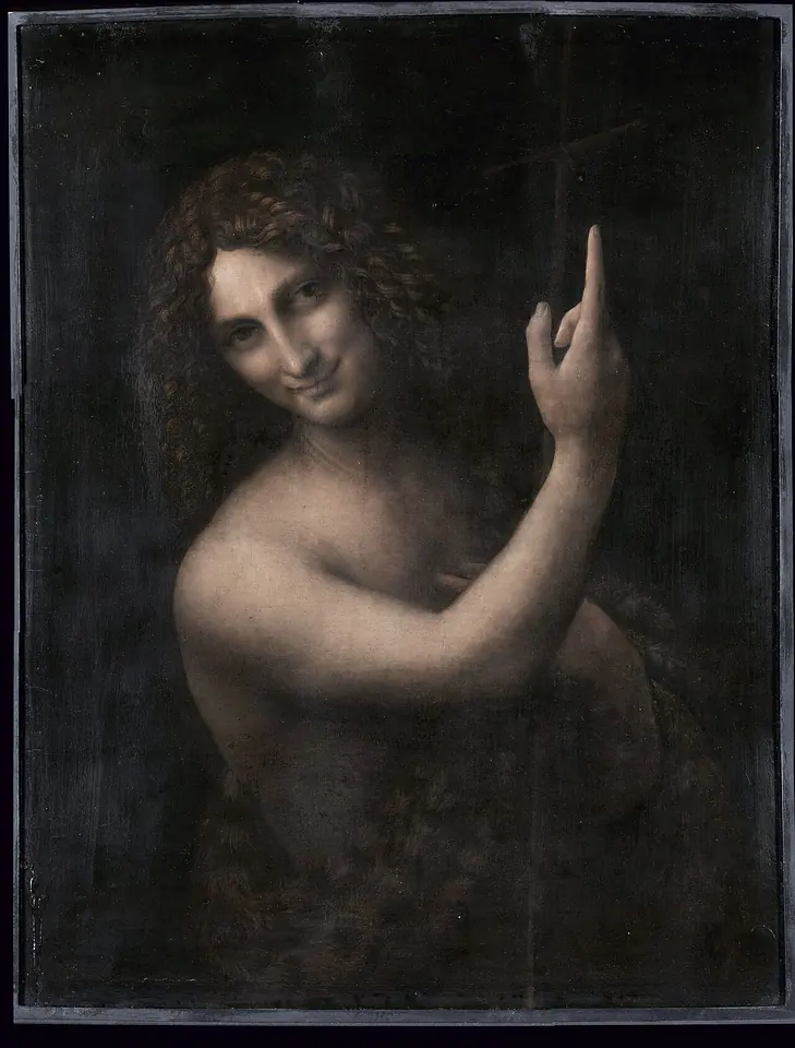 San Juan de medio cuerpo de Leonardo, que surge de un fondo oscuro con cabello largo y rizado y una sonrisa, señalando hacia arriba con la mano derecha y sosteniendo una delgada cruz de caña