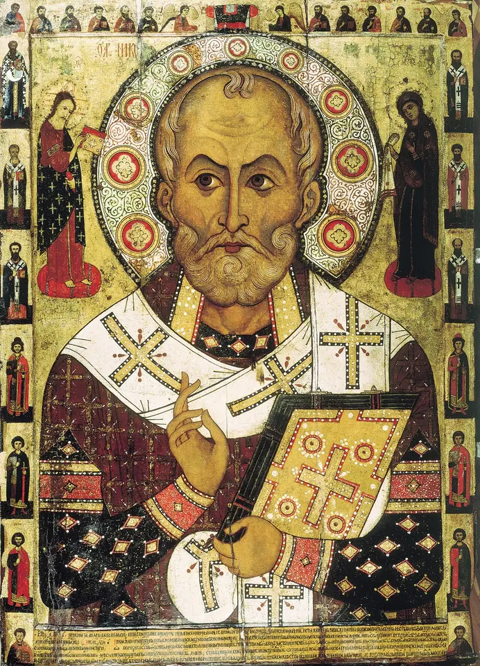 Icono ruso de San Nicolás con la frente alta y barba corta y gris, que bendice y sostiene un evangeliario adornado, con pequeñas figuras de Cristo y la Virgen junto a sus hombros
