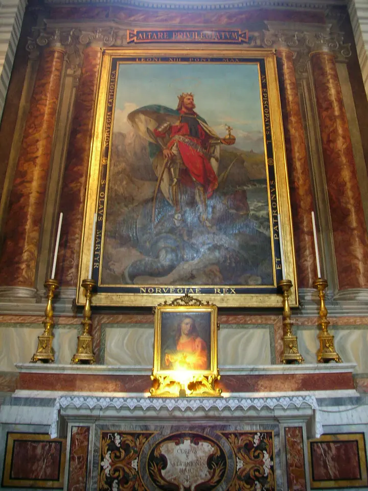 Gilded altar with a large painting of a crowned king in a red cloak raising an axe as he stands over a dark dragon, with the words "Norvegiae Rex" below