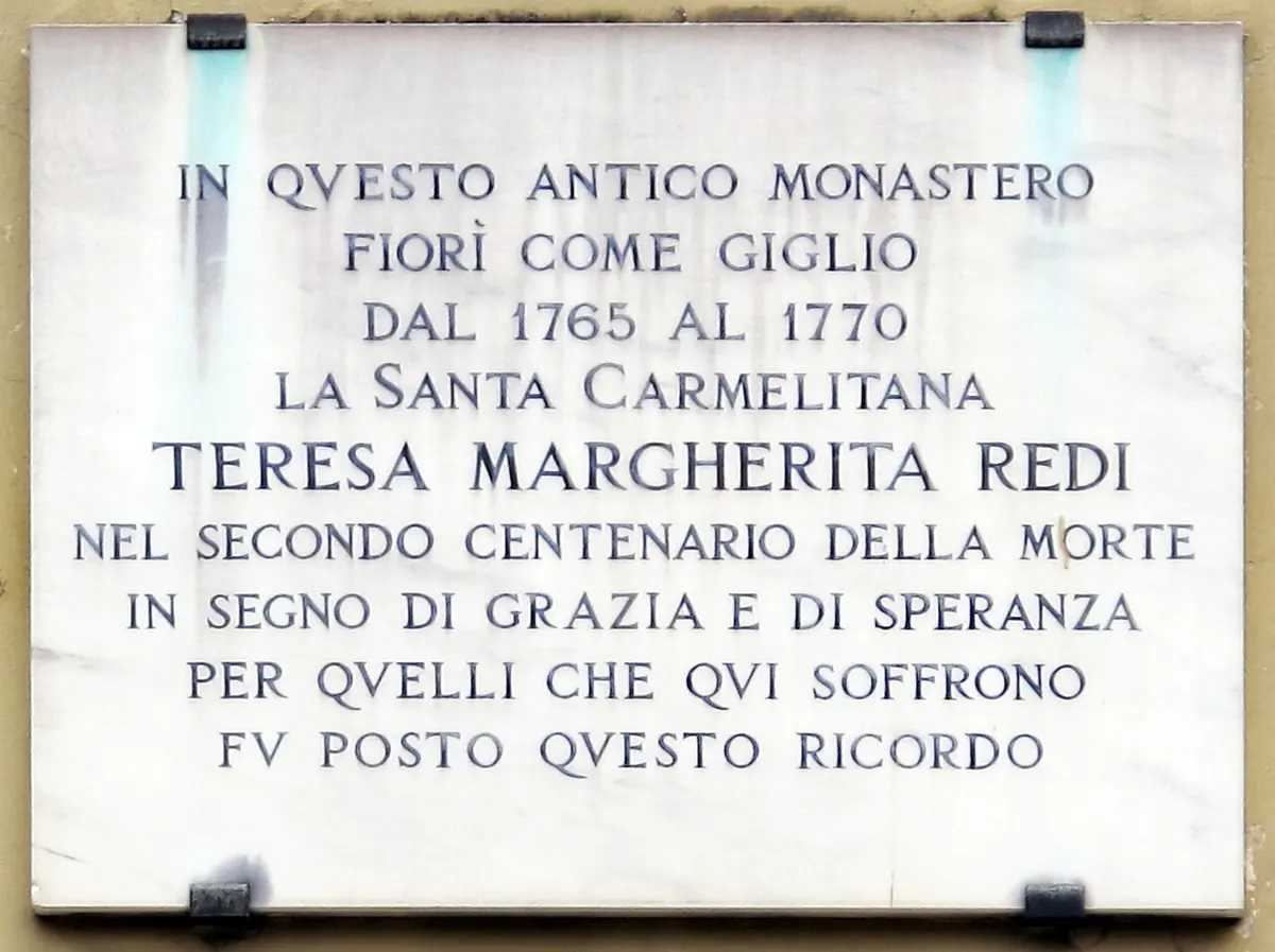 A white marble plaque with an Italian inscription in capital letters naming Teresa Margherita Redi and the years 1765 to 1770